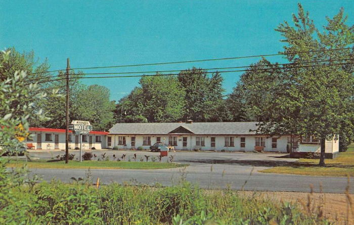 Wissners Motel (Portage Lake Motel) - Old Postcard View